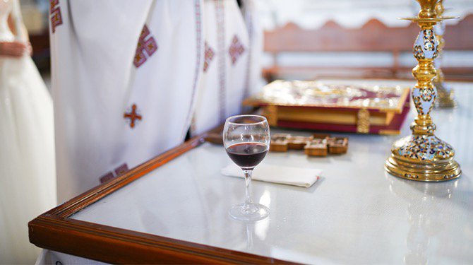 Kerkgangers twijfelen: ‘bloed van Christus’ smaakt verdacht veel naar cabernet sauvignon