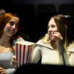 Lieke en Kim kletsen het liefst bij in de bioscoopzaal