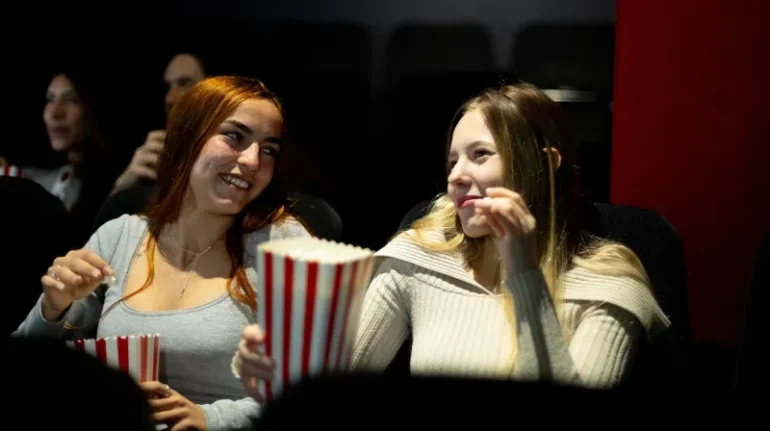 Lieke en Kim kletsen het liefst bij in de bioscoopzaal