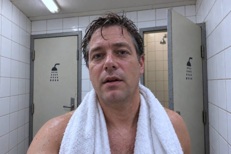Martijn (40) doucht uitsluitend op zijn werk: “Sinds mijn ontslag moet ik wel over het hek klimmen”