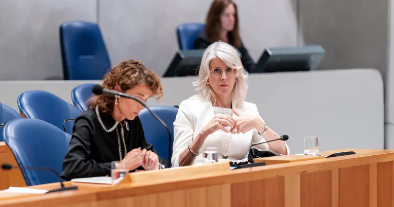 Gezamenlijke persconferentie JA21, BBB en SGP verstoord door Mona Keijzer die ‘ik ook!’ roept Gezamenlijke persconferentie JA21, BBB en SGP verstoord door Mona Keijzer die ‘ik ook!’ roept