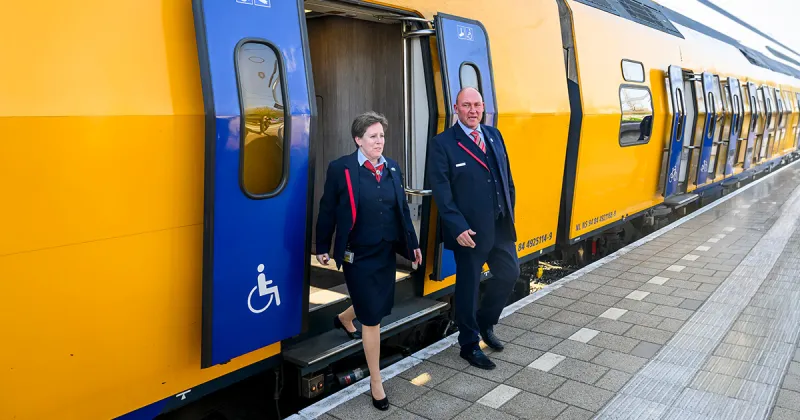 NS-personeel tijdens ADE steeds vaker in elkaar geknuffeld NS-personeel tijdens ADE steeds vaker in elkaar geknuffeld