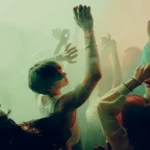 ADE-gangers reageren extatisch op opstijgende geluiden van laptop dj