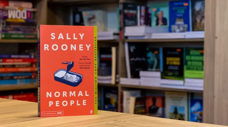 Britse tiener radicaliseert na lezen Normal People van Sally Rooney Britse tiener radicaliseert na lezen Normal People van Sally Rooney