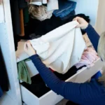 Nina heeft 2 shirts en 153 slaapshirts