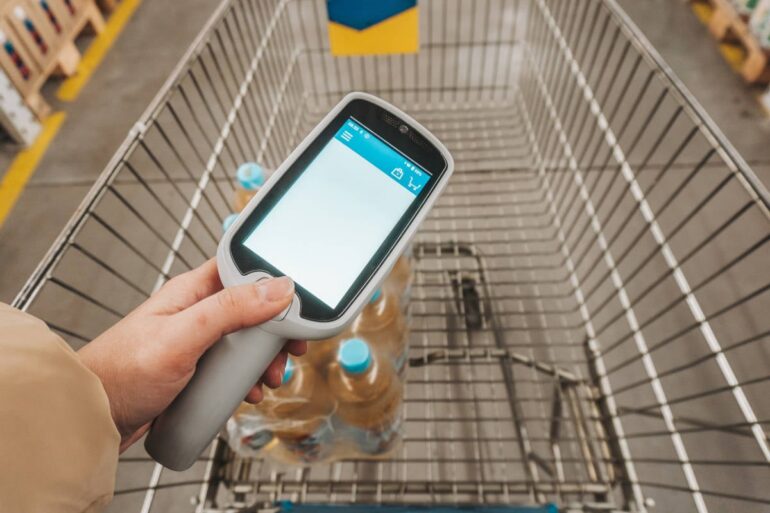 Supermarkten verscherpen zelfscancontroles: “Het is de bedoeling dat alleen de kassa sjoemelt”