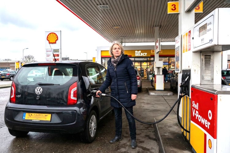 Automobilisten balen van daling benzineprijs: “Mijn hele vermogen zat in die tank”